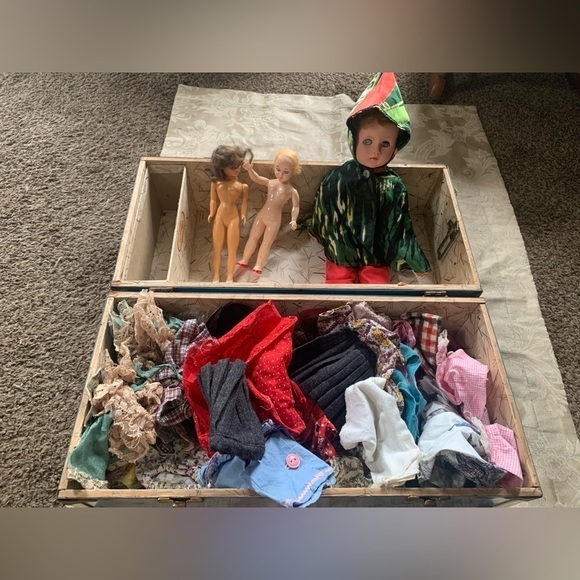 Vintage Cass Toys Trunk Full of Vintage Doll Clothing & Dolls - Picture 1 of 11